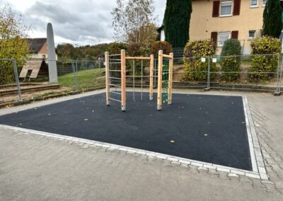 Setzen v. Klettergerüst Schule am Katzenberg Mitlechtern (1)