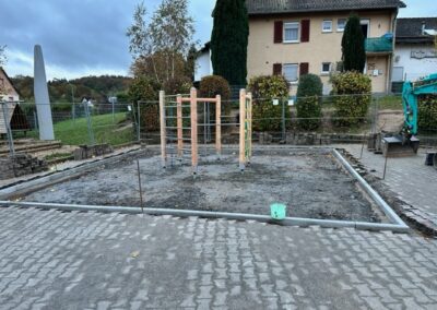 Setzen v. Klettergerüst Schule am Katzenberg Mitlechtern (2)